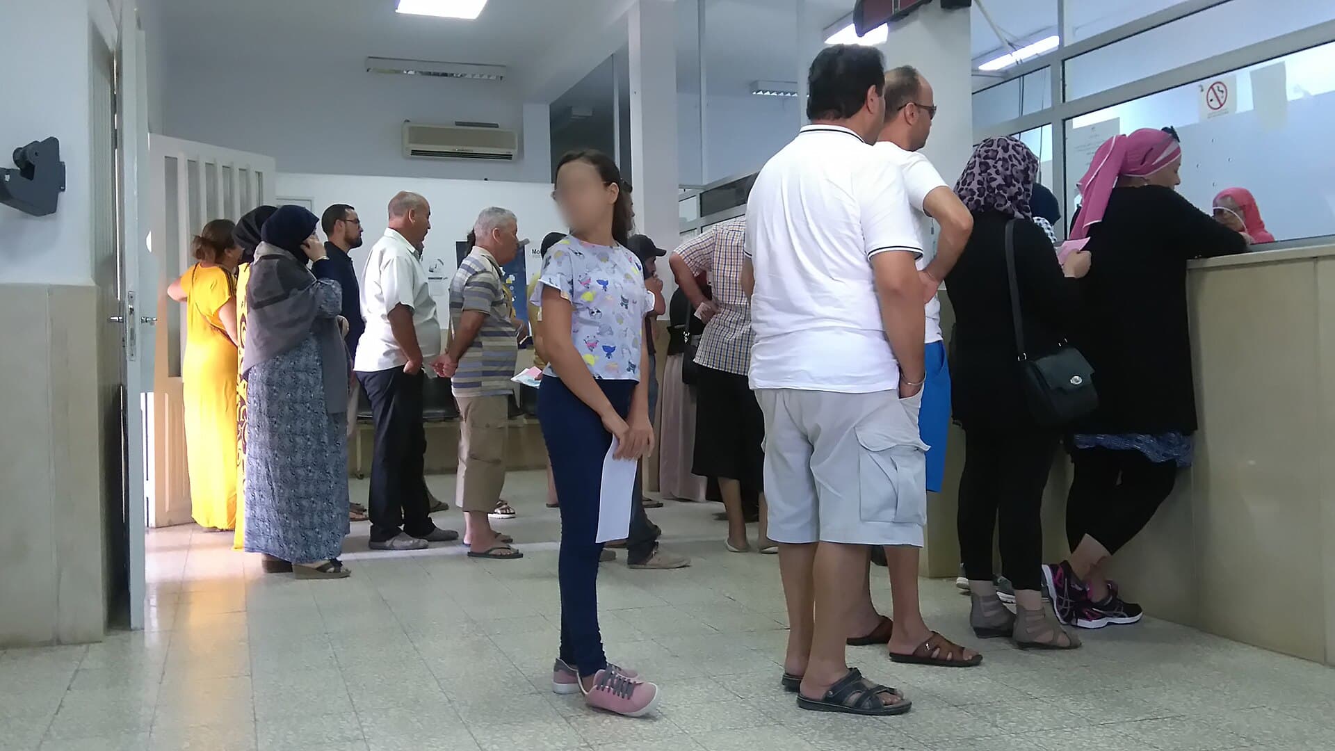 File d’attente à un guichet de La Poste à Sayada
